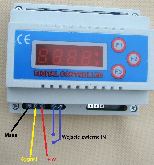Licznik wyposażono w 4 cyfrowy wyświetlacz LED jak też preskaler (od 1 do 200).