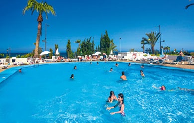 HOTEL Pierre&Vacances Mojacar Playa 4* To apartamentowiec o bardzo ciekawej architekturze. Standardowy apartament to trzy sypialnie + pokój dzienny z aneksem kuchennym.
