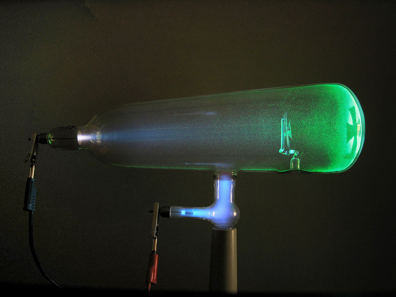 Promienie katodowe XIX wieku - od czasu Faradaya (1838), w lampie przy niskim cis nieniu (próz nia, lampy próz niowej), widac s wietlny łuk miedzy elektrodami. zdjecia po prawej.