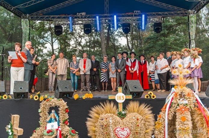 Szlachetne zwierzęta prezentowały się wspaniale w blasku słońca przykrywającego promieniami płytę boiska.