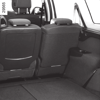 SIATKA oddzielająca bagaże (2/2) 6 7 6 10 9 8 11 Montaż siatki za tylnymi siedzeniami (za drugim rzędem tylnych foteli w wersji 7-miejscowej) Wewnątrz pojazdu, z obu stron: przesunąć fotele w drugim