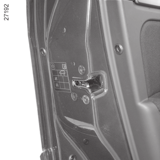 Ciśnienie w ogumieniu A A Ciśnienie w ogumieniu jest podane na naklejce A znajdującej się na krawędzi drzwi kierowcy. Aby ją przeczytać, należy otworzyć drzwi.