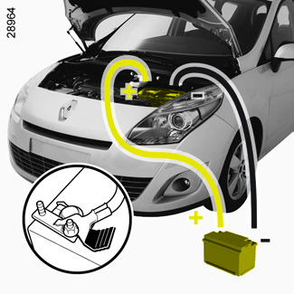 Akumulator: postępowanie w razie awarii (2/2) Uruchamianie silnika przy pomocy akumulatora innego samochodu Aby uruchomić silnik, w przypadku konieczności użycia akumulatora innego pojazdu, należy