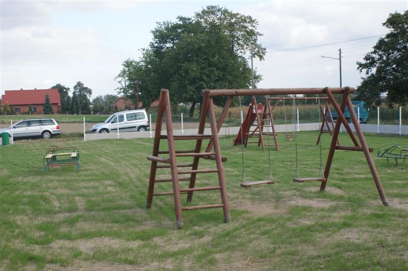 3.2 Dziedzictwo kulturowe W Gminnej Ewidencji Zabytków na terenie Markotowa Dużego widnieją: Zagroda z IV ćw. XIX wieku, w tym stodoła z 1884 roku, Dom z I ćw. XX wieku, 2 domy z pocz.