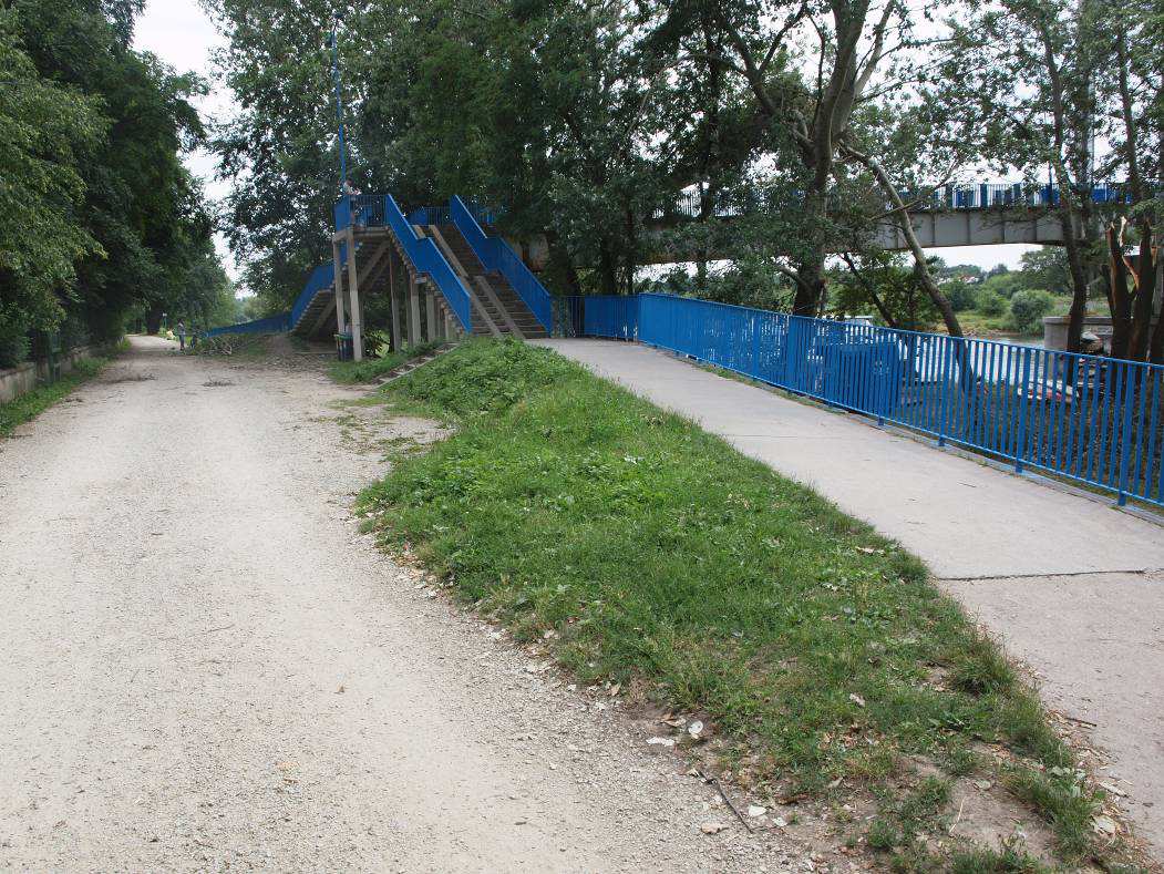 Rys. 2.1. Nawierzchnia schodów wejściowych od strony grobli Szczytnicko Bartoszowickiej (od strony Ogrodu Zoologicznego) widok z poziomu kładki Rys.