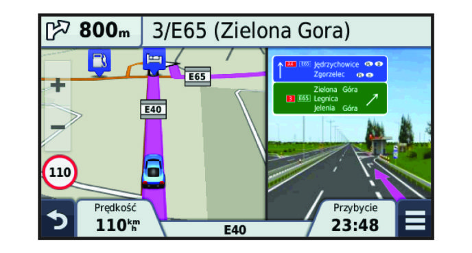 ewentualne mandaty lub pozwy będące konsekwencją nieprzestrzegania przepisów drogowych. Trasa jest oznaczona karmazynową linią. Flaga w szachownicę wskazuje cel.