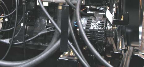 Instalacja hydrauliczna System potrójnych pomp hydraulicznych Zwi kszony wydatek oleju dla ka dej funkcji. Ni sza temperatura oleju Priorytetowe funkcje 1.