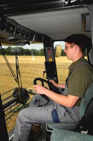Kabina Ergonomia kolumna kierownicy regulowana w trzech aszczyznach Regulowany pod okietnik przymocowany do oparcia siedzenia Siedzenie pasa era wykonane z materia u Siedzenie z zawieszeniem