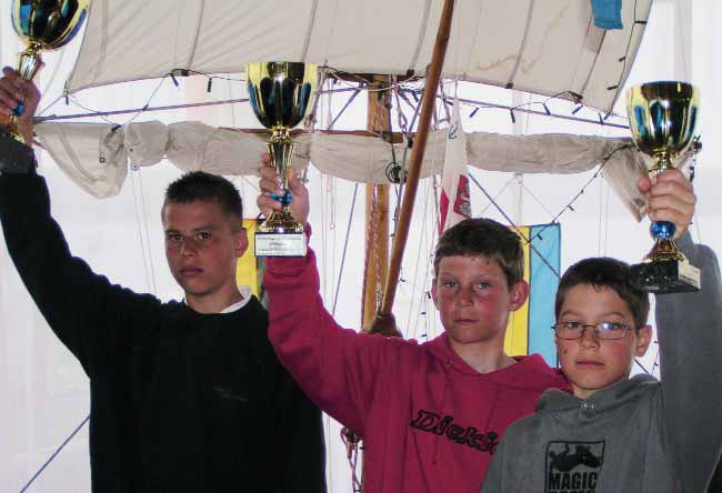 ZWYCI ZCY REGAT GRUPY A W 2005 ROKU Âlàski Puchar Optimista, Rybnik (89starujàcych/5 wyêcigów) 1. Kacper Ziemiƒski CHK Chojnice 2. Jakub Bajor Energetyk Rybnik 3.