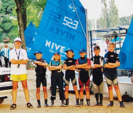 LISTY Rodzeƒstwo, Jagodka i Tomeczek Mam prawie 7 lat i od ponad roku trenuj eglarstwo w Pucku. P ywam na optymiêcie. Mam swojà ódk, którà nazwa am Jagodka. Moj starszy brat te egluje.