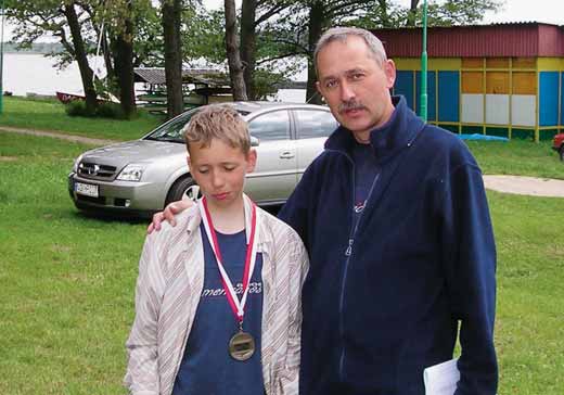 LISTY Tato, zgadnij kto wygral? Wojtek Chamier Cieminski POL 97 Chojnicki Klub eglarski niewa mog em przyglàdaç si kapitanowi dru ynowych mistrzów Êwiata z Ekwadoru.