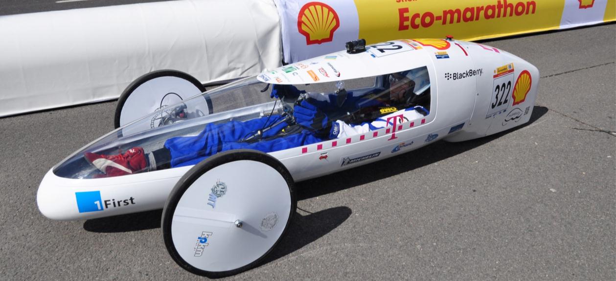 Rys. 7 MuSHELLka podczas Shell Eco marathon w Rotterdamie 8. PODSUMOWANIE Zazwyczaj stosuje się wybiórczo różne zaawansowane metody modelowania w trakcie rozwoju konstrukcji.