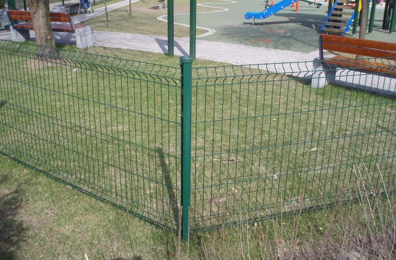 6. Ogrodzenie i furtki Ustalono, że plac zabaw zostanie na całym obwodzie otoczony ogrodzeniem panelowym o wysokości 1,2m, ze zgrzewanych prętów stalowych - malowanych proszkowo, rozpiętych na