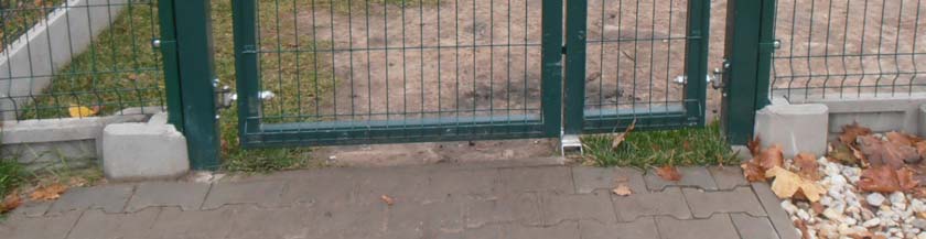 Fot.5 Projektowana furtka dwuskrzydłowa. Po prawej stronie widoczny samozamykacz. Fot.