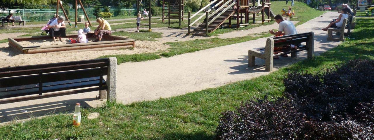 Fot. 2 Stan aktualny na sierpień 2012. Widok na plac zabaw. Widoczna jest większość stwierdzonych podczas wizji lokalnej urządzeń zabawowych.