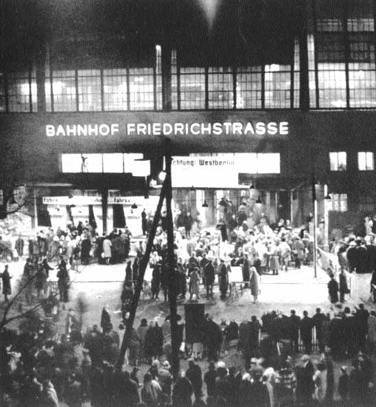wyjazdu do Niemiec Zachodnich. Nie bez znaczenia był w tym przypadku mit cudu gospodarczego oraz doniesienia o krwawym stłumieniu powstania robotników berlińskich w 1953 r.