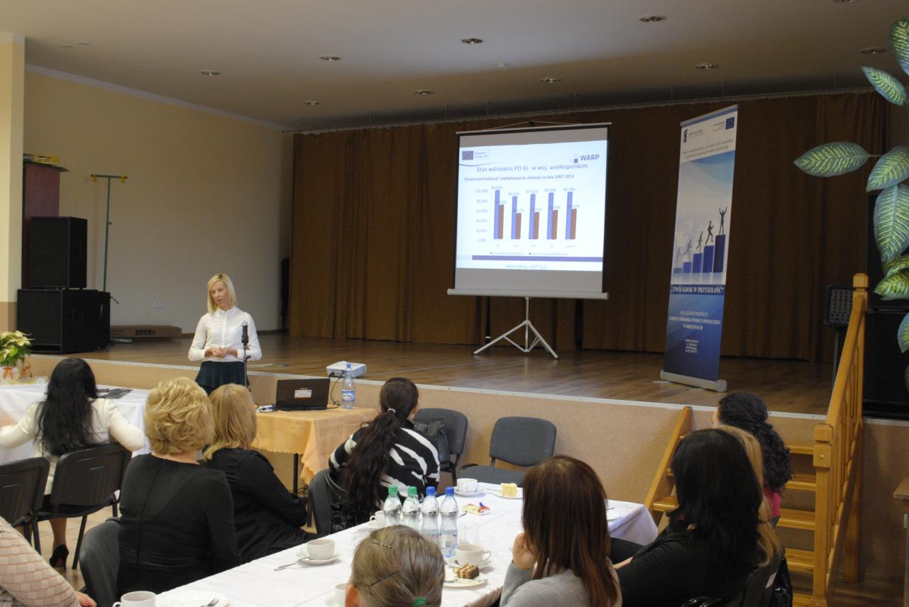 Następnie Pani Monika Lipke - Kierownik Regionalnego Ośrodka w Kaliszu, przedstawiła prezentację dotyczącą Doświadczeń i wyzwań we wdrażaniu Europejskiego Funduszu Społecznego w powiecie kaliskim.