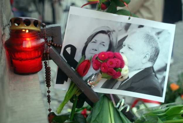 w drodze na uroczystości upamiętniające mord na polskich oficerach w Katyniu zginął prezydent Lech Kaczyński, jego małżonka Maria, wysocy rangą urzędnicy, politycy, duchowni i wojskowi.