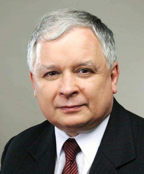 M E R K U R I U S Z KLUBU POLSKIEGO - nr 4/2010 Śpieszmy się Śpieszmy się kochać ludzi tak szybko odchodzą zostaną po nich buty i telefon głuchy tylko to co niewaŝne jak krowa się wlecze