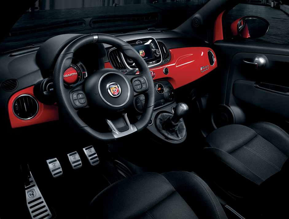 Wsiądź do niego i ruszaj. Wnętrze Abartha 595 wyróżnia się nowymi sportowymi siedzeniami z tkaniny oraz stalowymi pedałami.