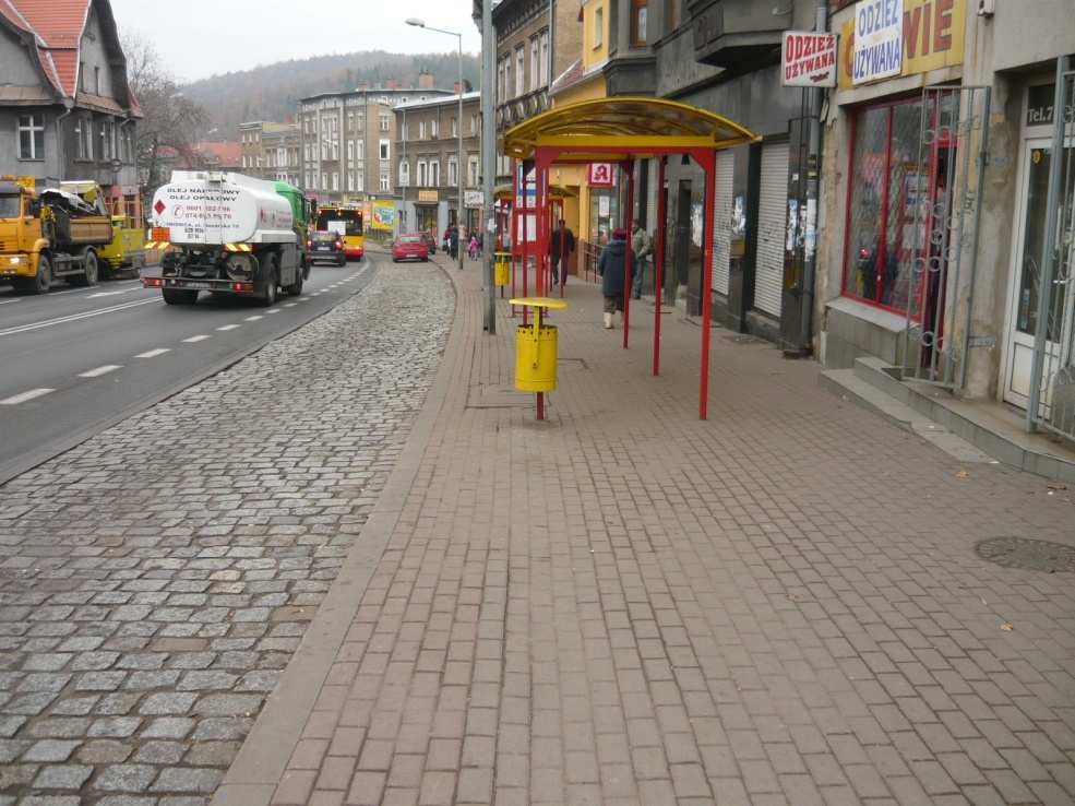 Zdjęcie nr 1. Widok przystanku w kierunku Dworca Miasto. 3.2. Istniejąca konstrukcja nawierzchni Zdjęcie nr 2. Widok przystanku w kierunku Podzamcza.