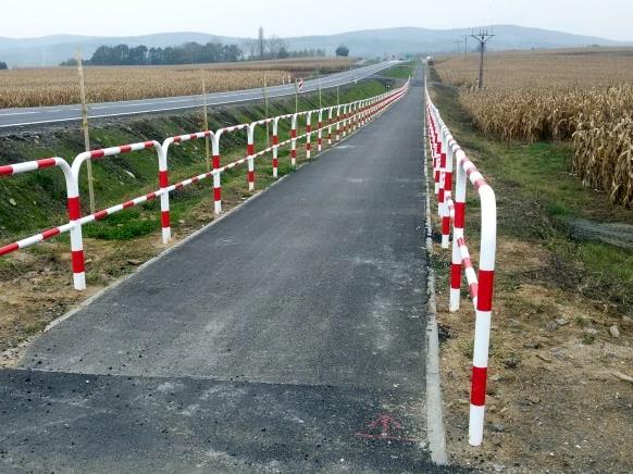 Strona17 FOTOGRAFIA 5. DROGA ROWEROWA WZDŁUŻ DROGI WOJEWÓDZKIEJ NR 383 NA TRASIE DZIERŻONIÓW PIESZYCE Źródło: materiały własne FOTOGRAFIA 6.
