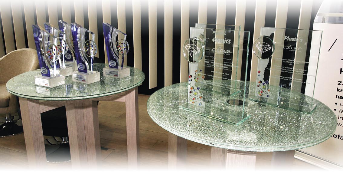 P o l y m e r P r o s p e r i t y 2 0 15 Po lewej kryształowe Statuetki oczekują na Laureatów Nagrody POLYMER PROSPERITY 2015, po prawej czekają DIAMENTY - dla przetwórców, którzy już kiedyś zdobyli
