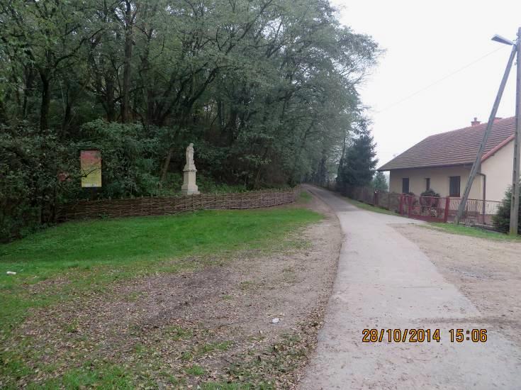 Powiat bocheński, gmina Drwinia Wjazd do puszczy Niepołomickiej w Mikluszowicach. km ok.19+420. Trasa rowerowa w ciągu publicznej drogi w m. Mikluszowice, km ok. 19+920.
