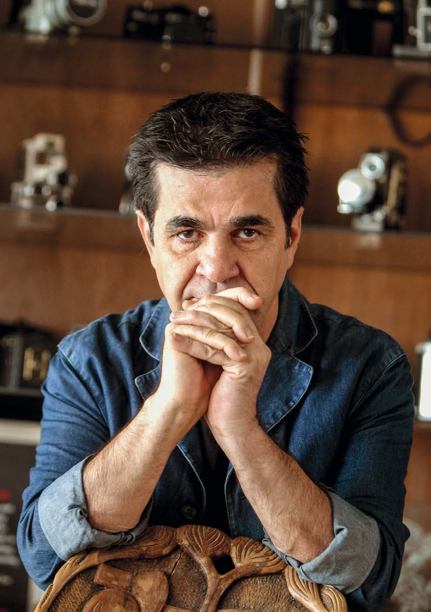 2012 Jafar Panahi Jafar Panahi jest reżyserem, któremu zakazano kręcenia filmów przez następne 20 lat.