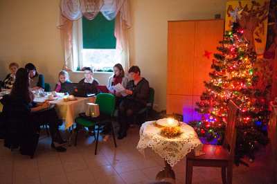 12 20 stycznia 2013 r. o godz. 16.00 mieszkańcy wsi spotkali się na uroczystości opłatkowej w świetlicy wiejskiej w Rębiszowie. Przy stole wspólnie zasiedli starsi i młodsi.