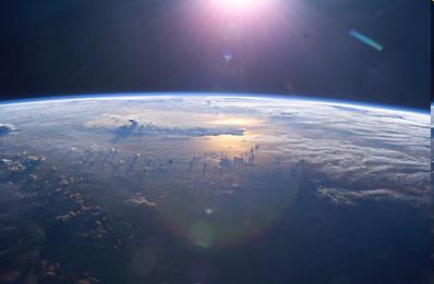 Co to jest atmosfera? Atmosfera ziemska to inaczej powłoka gazowa otaczająca Ziemię od jej powierzchni do wysokości około 2000km.