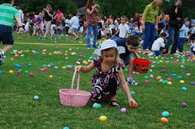 EGG HUNT polowanie na jajka jest to popularna zabawa, która polega na tym, że dzieci szukają czekoladowych jajek w ogrodzie, schowanych tam wcześniej wśród