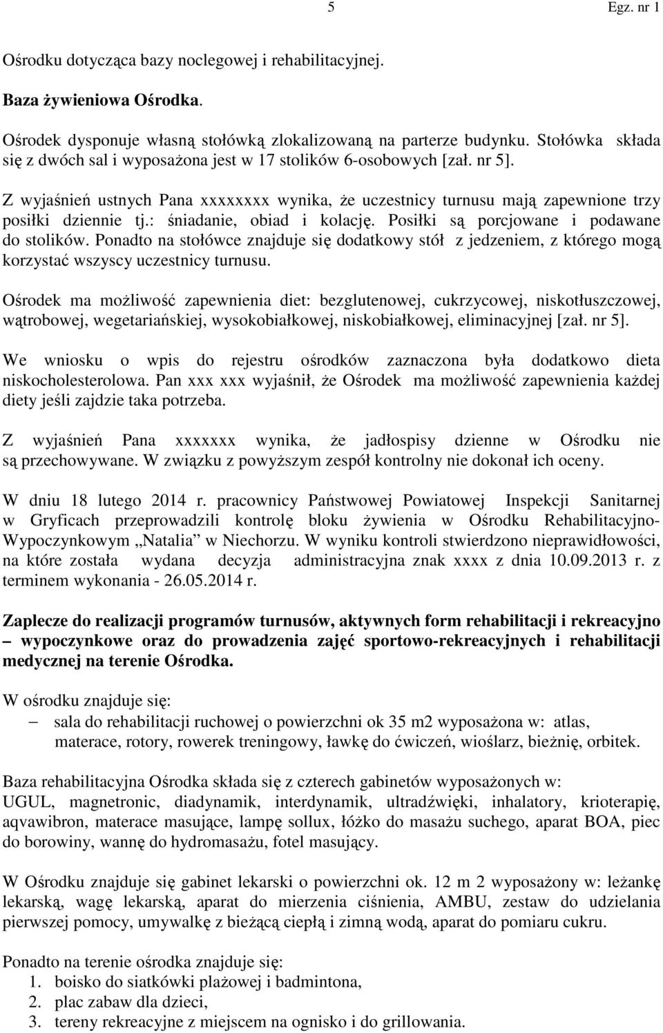 : śniadanie, obiad i kolację. Posiłki są porcjowane i podawane do stolików. Ponadto na stołówce znajduje się dodatkowy stół z jedzeniem, z którego mogą korzystać wszyscy uczestnicy turnusu.