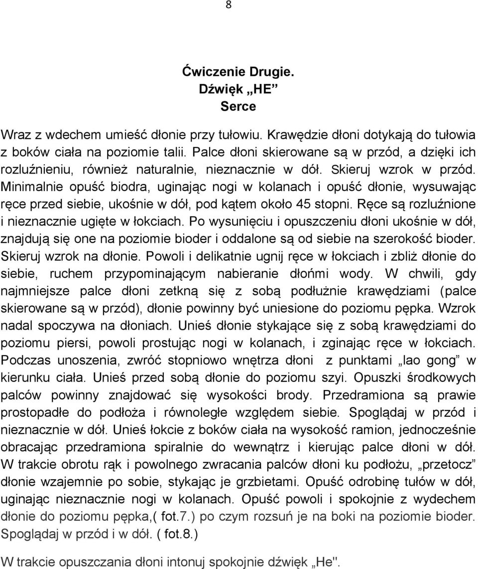Minimalnie opuść biodra, uginając nogi w kolanach i opuść dłonie, wysuwając ręce przed siebie, ukośnie w dół, pod kątem około 45 stopni. Ręce są rozluźnione i nieznacznie ugięte w łokciach.