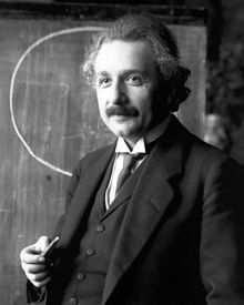 ALBERT EINSTEIN: 1879-1955 Fizyk teoretyk urodzony w Niemczech. Później obywatel Szwajcarii, Austrii i Stanów Zjednoczonych.