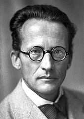 NOWA FIZYKA Erwin Rudolf Josef Alexander Schrödinger 1887-1961. Skonstruował równanie falowe opisujące fale prawdopodobieństwa (równanie Schrödingera) i wprowadził funkcję falową Ψ.