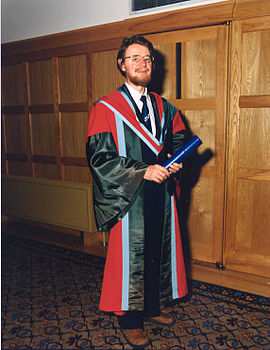 JOHN STEWART BELL: 1928-1990 Brytyjski matematyk i fizyk. Wniósł istotny wkład w interpretację mechaniki kwantowej.