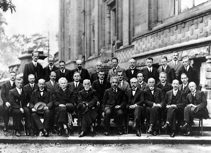 Piccard, Henriot, Ehrenfest, Herzen, de Donder, Schrödinger, Verschaffelt, Pauli, Heisenberg, Fowler, Brillouin Debye, Knudsen, Bragg,