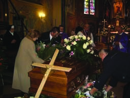 2 POZOSTANIE W SERCACH Tłumy ludzi - rodzina, nauczyciele, znajomi, przyjaciele i wychowankowie uczestniczyło w uroczystościach pogrzebowych wieloletniego pedagoga Szkoły Podstawowej w Pniewniku - p.