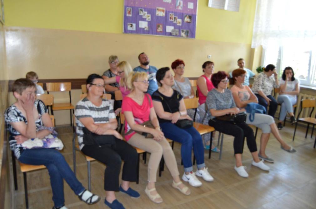 Po spotkaniach ze specjalistami uczniowie zaprosili swoich rodziców na przygotowany wcześniej poczęstunek.