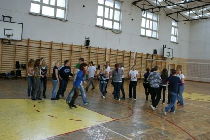 Podział na grupy pozwolił an omówienie przez uczniów wcześniej opracowanych gier z własnych krajów.