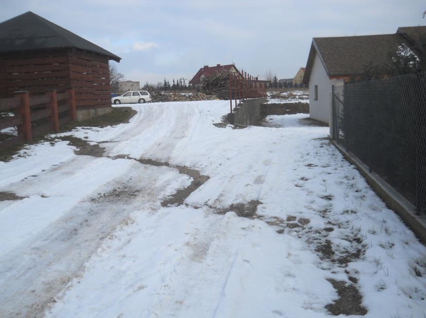 an granicy z działką oznaczoną na rycinie 1 symbolem b w takiej ilości, że jest konieczne jej odpompowanie.