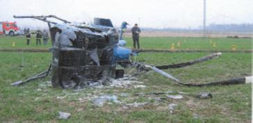 BEZPIECZEŃSTWO Agusta A109E zniszczona w efekcie rezonansu naziemnego niżej widoczne narastanie oscylacji i uderzenie łopat w belkę ogona fot.