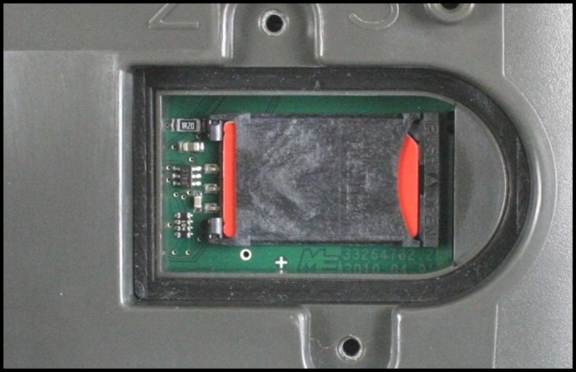 4 Montaż i instalacja Podłączanie odbiornika GPS do terminalu 5. Wsunąć kartę SIM w uchwyt. Po zamontowaniu chip na karcie musi dotykać platyny. Karta musi znajdować się w pozycji jak na zdjęciu. 6.