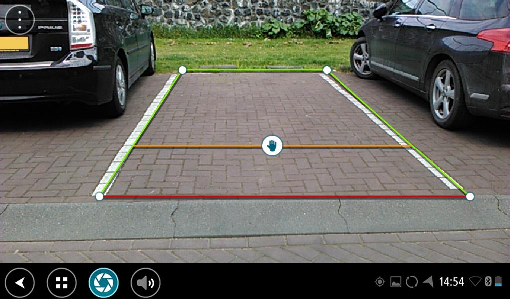 Korzystanie z linii pomocniczych szerokości pojazdu Linie pomocnicze szerokości pojazdu informacje Linie pomocnicze pozwalają sprawdzić, czy pojazd zmieści się na miejscu parkingowym lub w innym