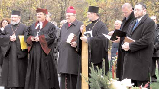 W Y D A R Z E N I A Wieniec z³o ony przez naszych parafian. 5 metrów muru jest symbolicznie przewrócony.