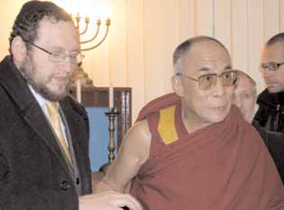 N A R O D Z E N I E PA Ñ S K I E 2 0 0 8 DALAJLAMA W DZIELNICY WZAJEMNEGO SZACUNKU Uczestnicy spotkania w Synagodze pod Bia³ym Bocianem (od lewej): ks. Jerzy Szczur (prawos³.), ks.