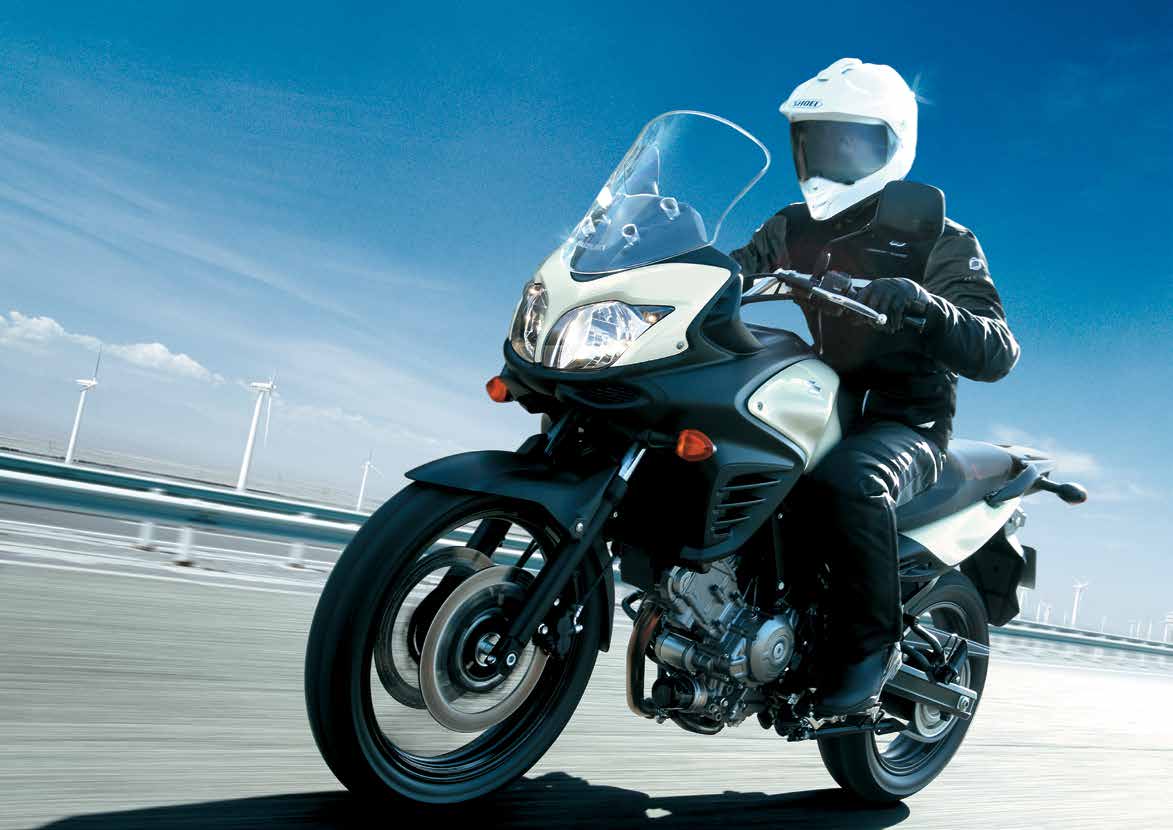 Motocykl pomrukując budzi się do życia.