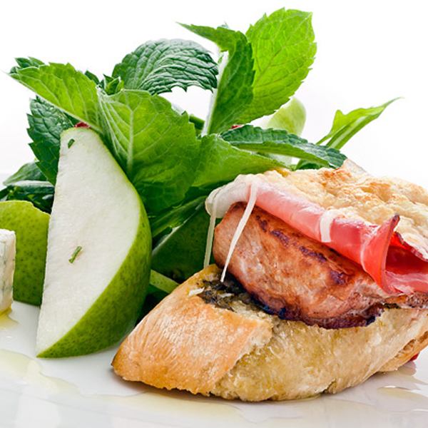 MENU WESELNE I NA OBIAD BUFET SPECJALNOŚĆ WIECZORU PRZYSTAWKA Pieczony rostbef serwowany na sałatce z grillowanych ziemniaków, warzyw i cebuli dymki z sosem balsamico ZUPA Krem z aromatycznych
