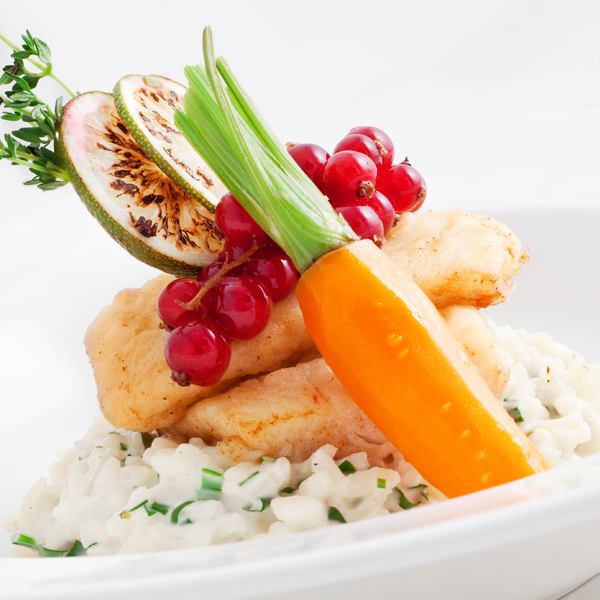 MENU WESELNE II NA OBIAD BUFET SPECJALNOŚĆ WIECZORU PRZYSTAWKA Szynka zbójnicka z musem ogrodowym w towarzystwie sałat i paprykowej salsy ZUPA Crema di pomodoro lub krem selerowy z grzankami i